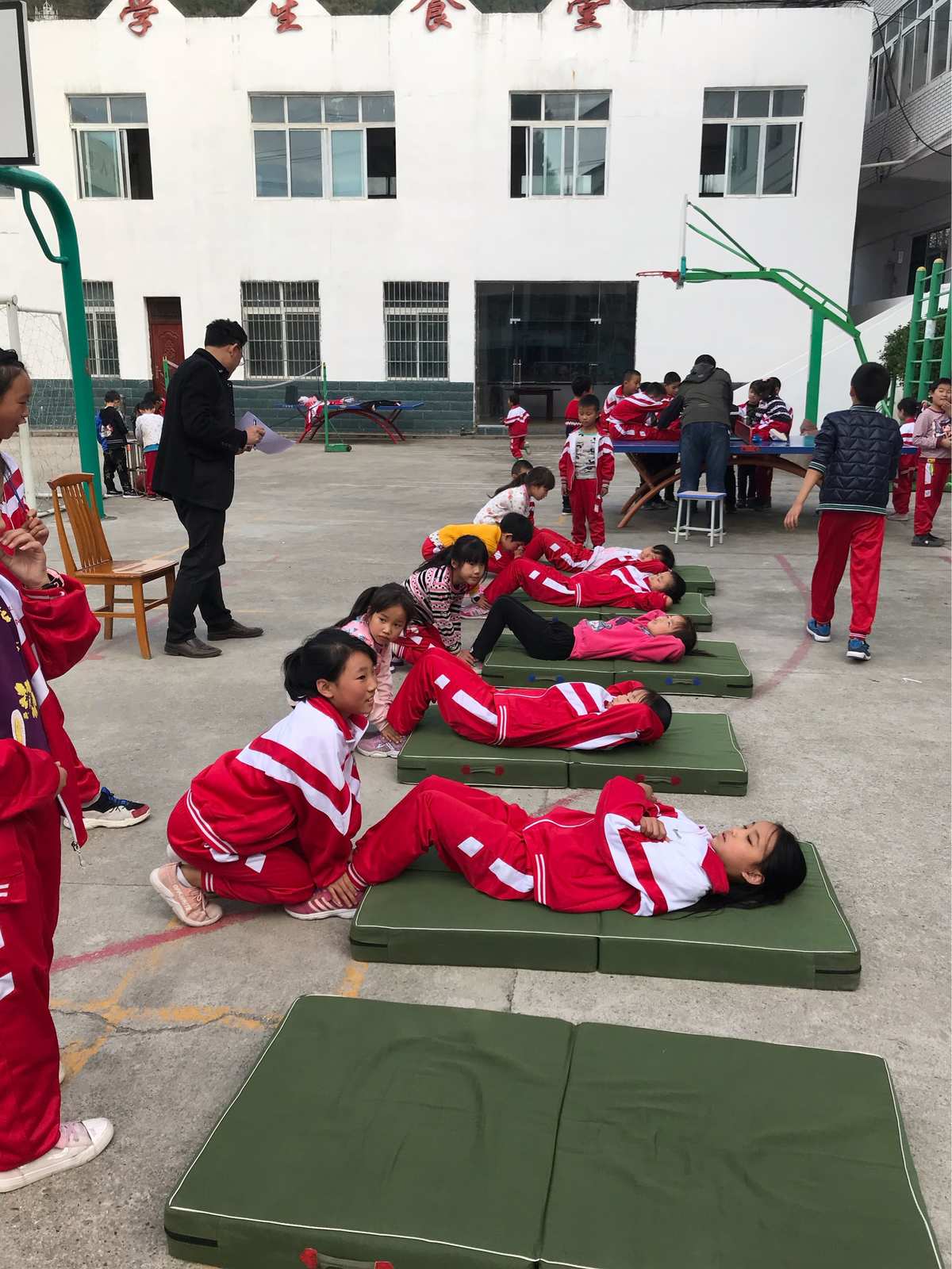 中小学体质测试标准_中小学每天锻炼时间至少_每天中小锻炼小时学生可以吗